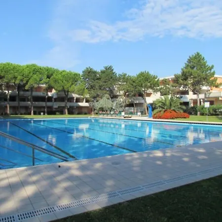 Flat With Patio Overlooking The Pool דירה *