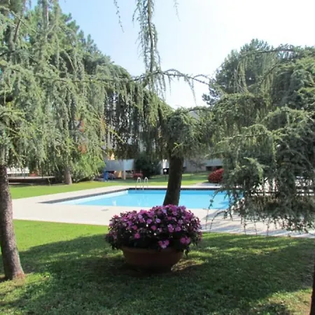 דירה Flat With Patio Overlooking The Pool ביביונה