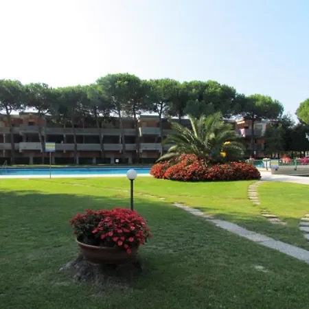 Flat With Patio Overlooking The Pool Bibione