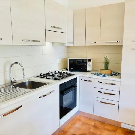 Flat With Terrace Overlooking The Pool - Beahost *