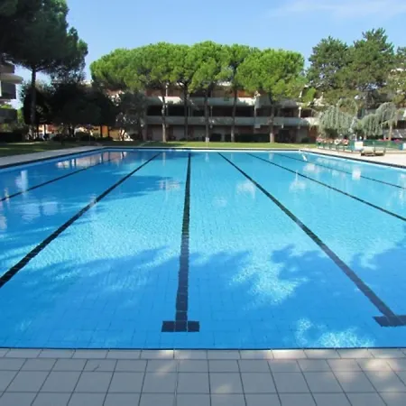Flat With Patio Overlooking The Pool דירה *