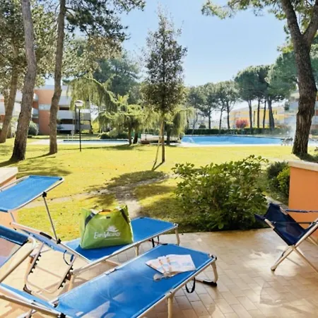 דירה Flat With Patio Overlooking The Pool