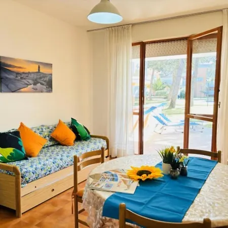 Flat With Terrace Overlooking The Pool - Beahost *