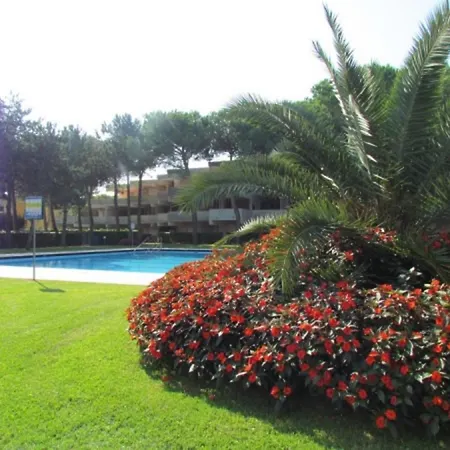 Flat With Patio Overlooking The Pool דירה