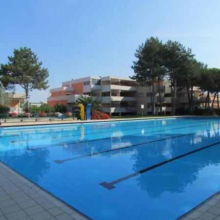 Apartman Flat With Terrace Overlooking The Pool - Beahost