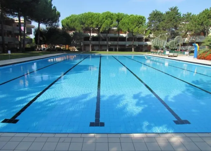 Flat With Patio Overlooking The Pool Apartament *